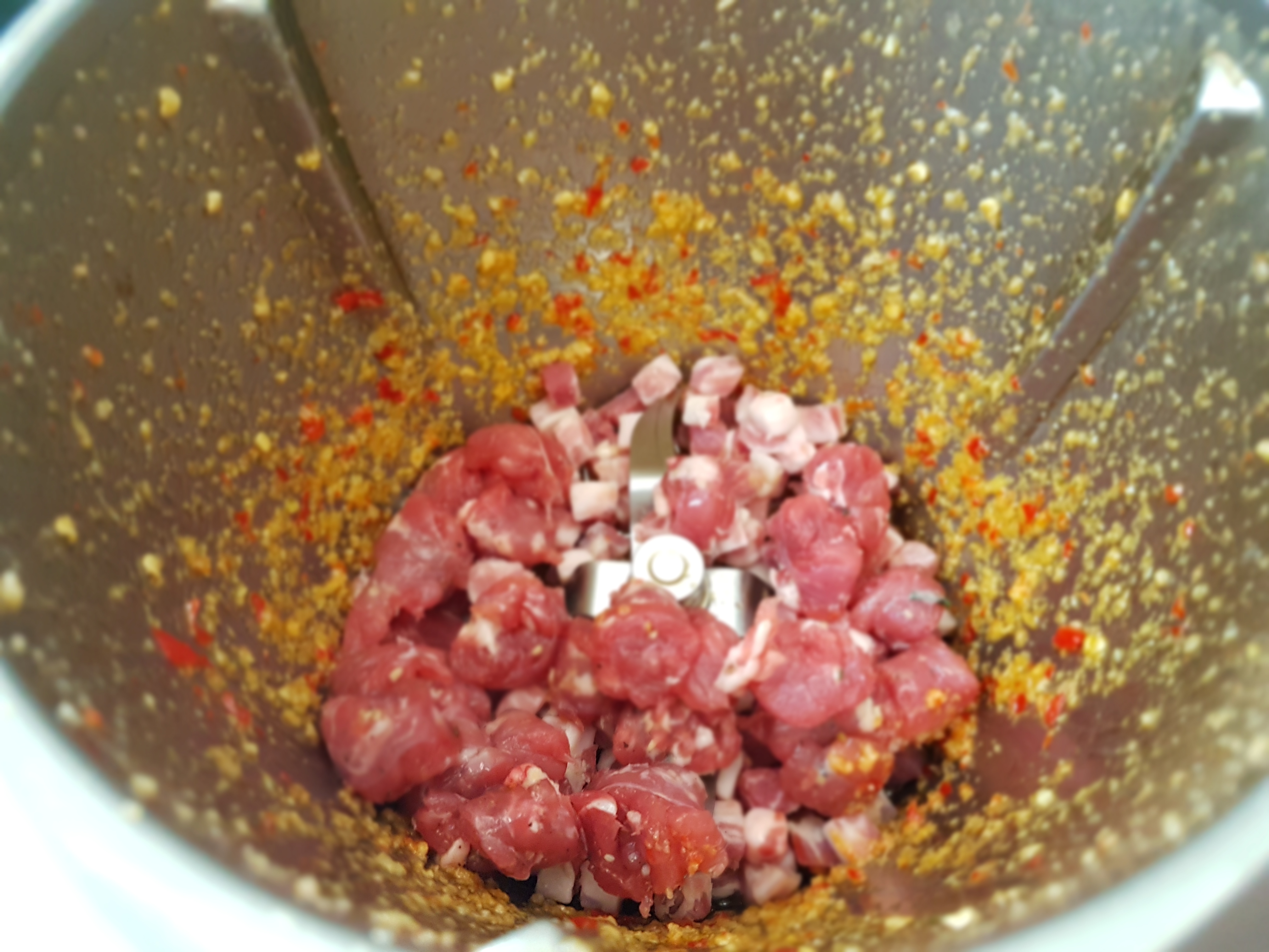 Penne all'arrabbiata con salsiccia e pancetta