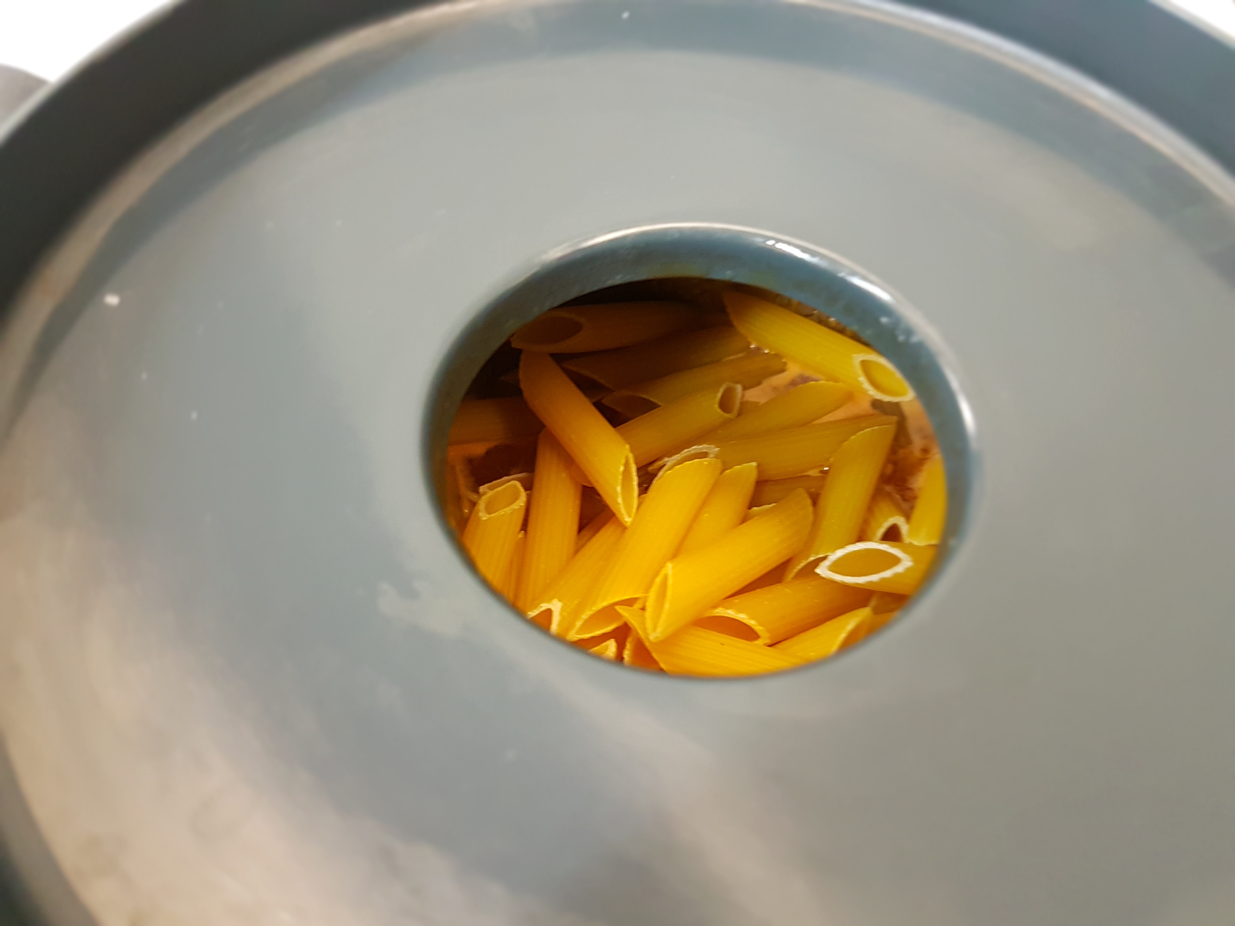 Penne all'arrabbiata con salsiccia e pancetta