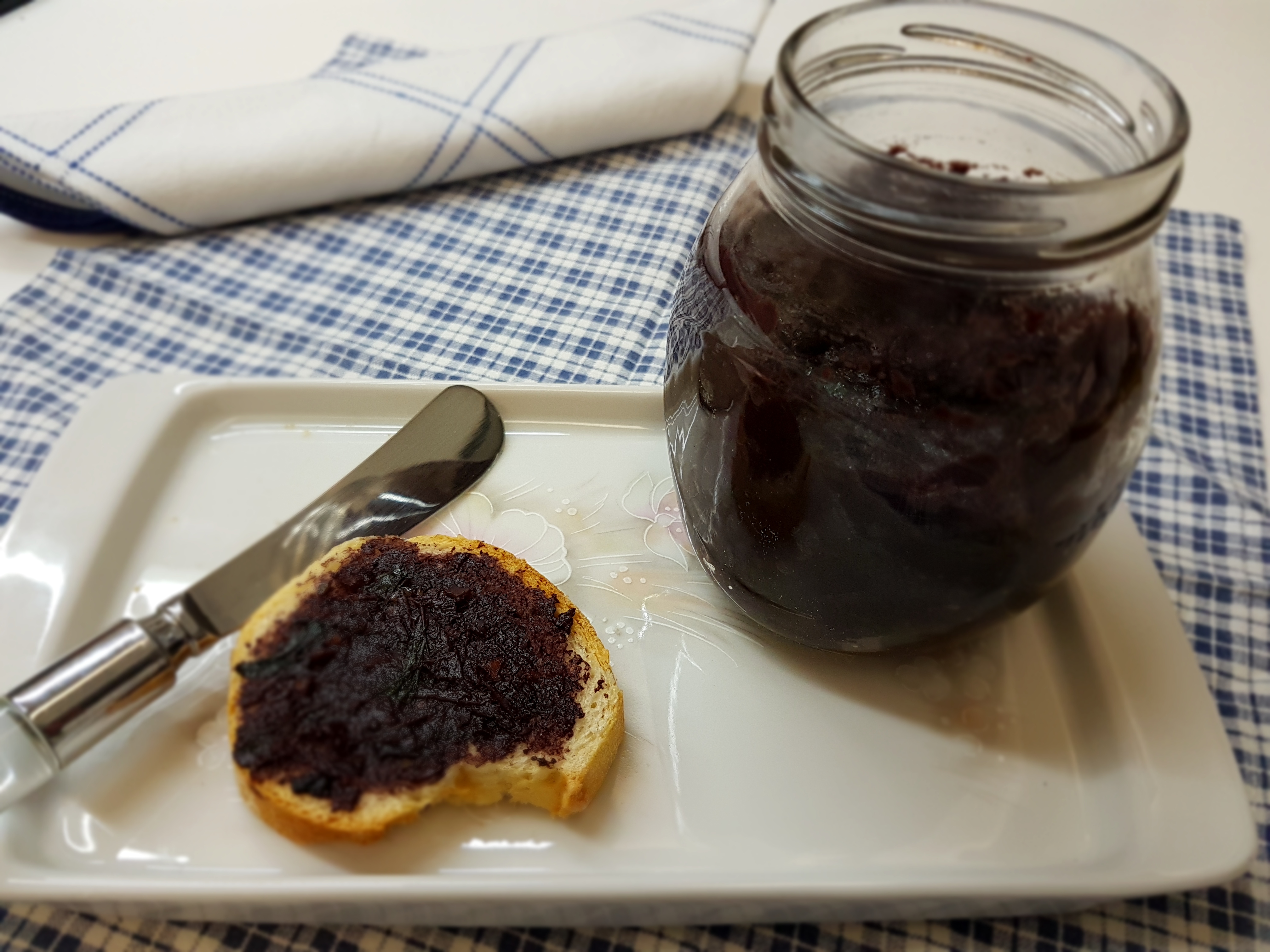 Pesto di olive nere dolci di Puglia