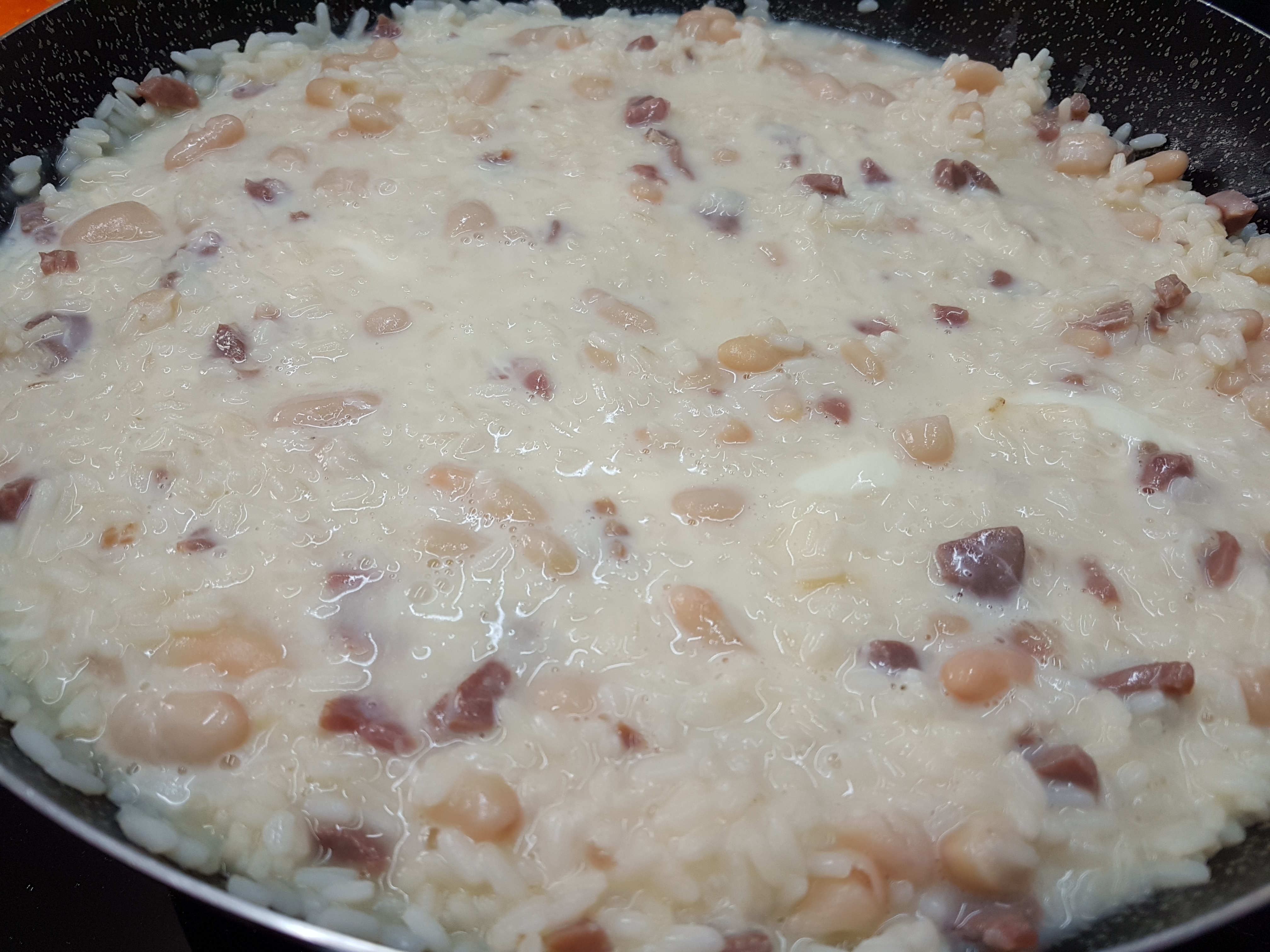 Riso e cannellini con prosciutto crudo