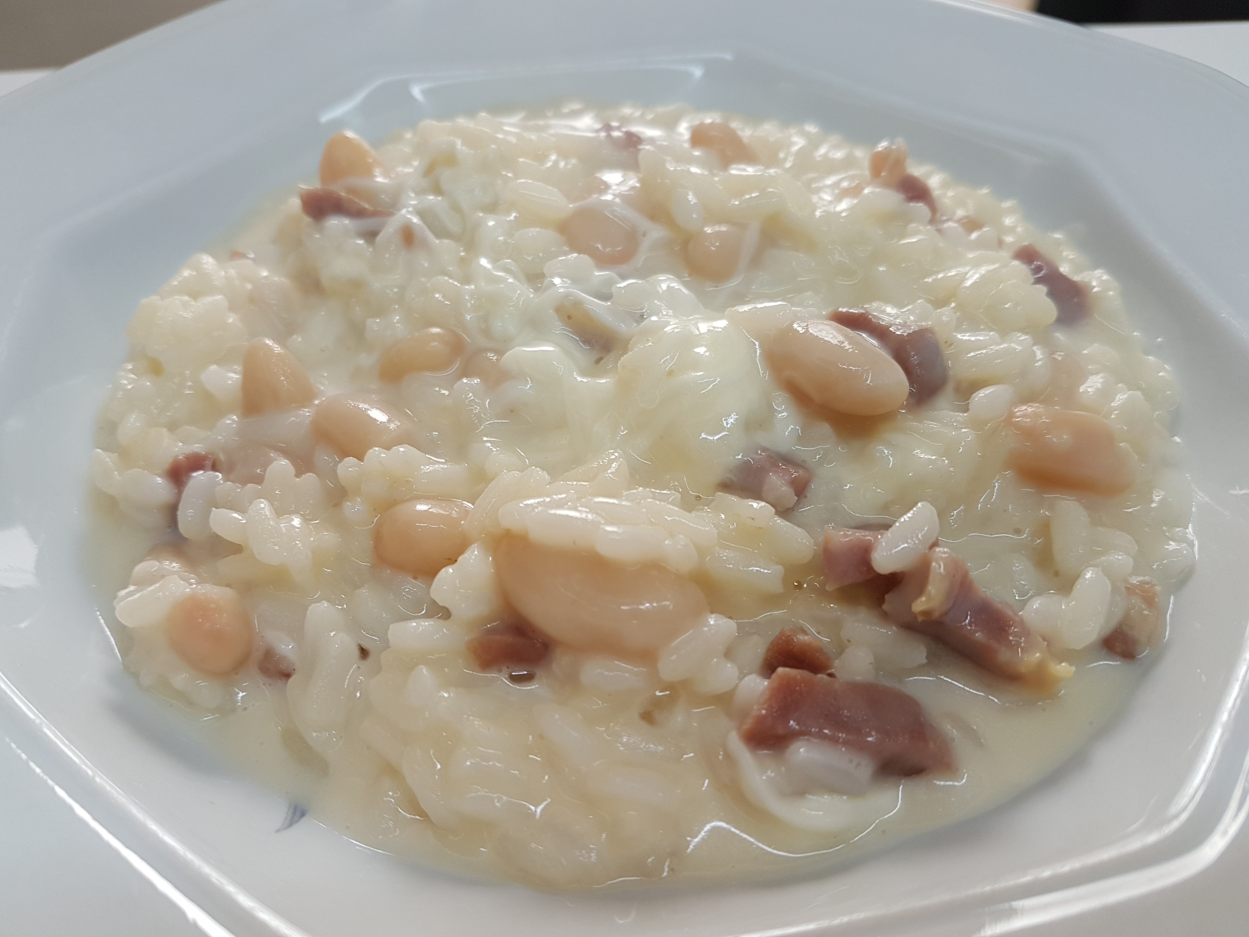 Riso e cannellini con prosciutto crudo