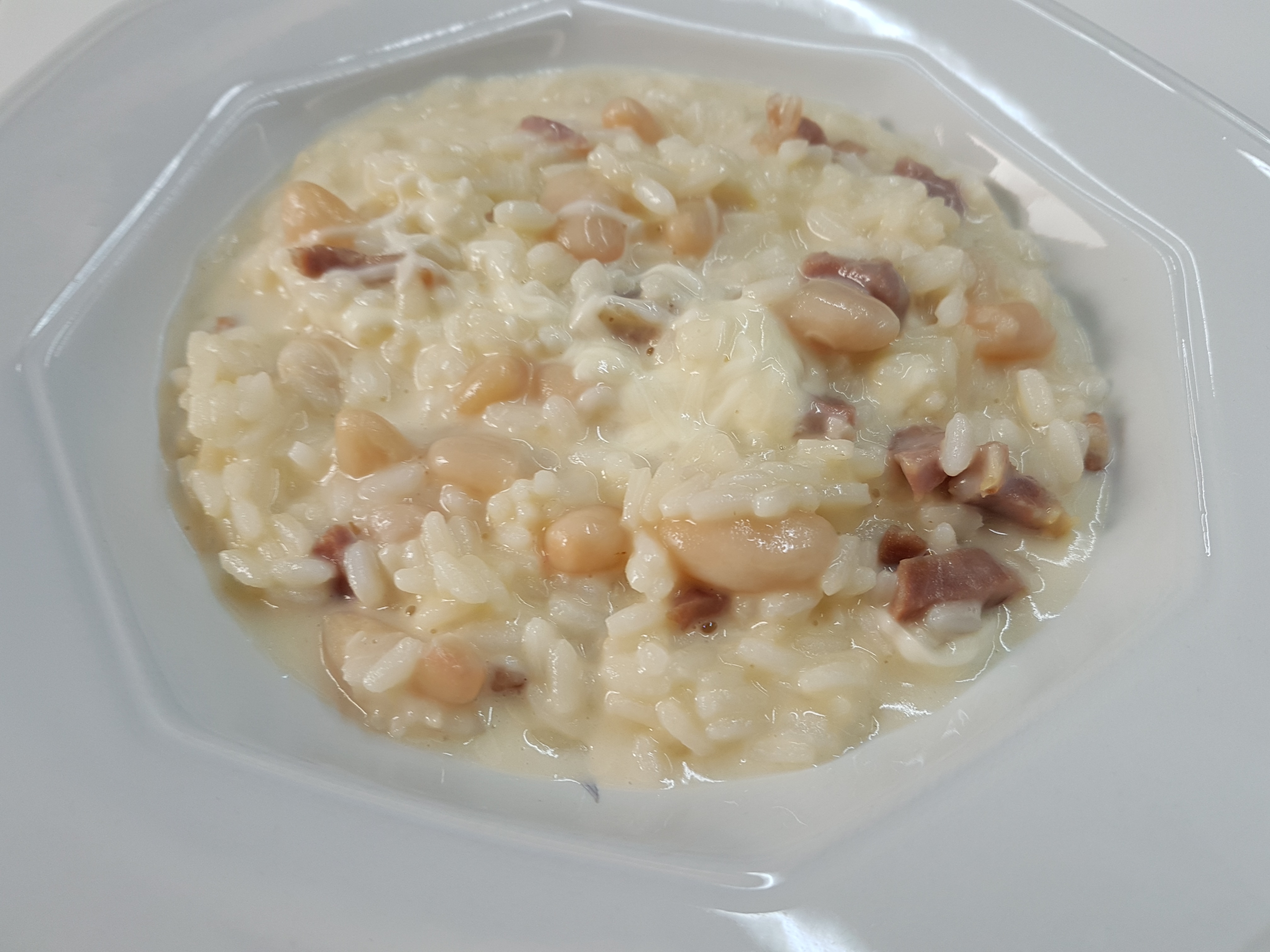Riso e cannellini con prosciutto crudo