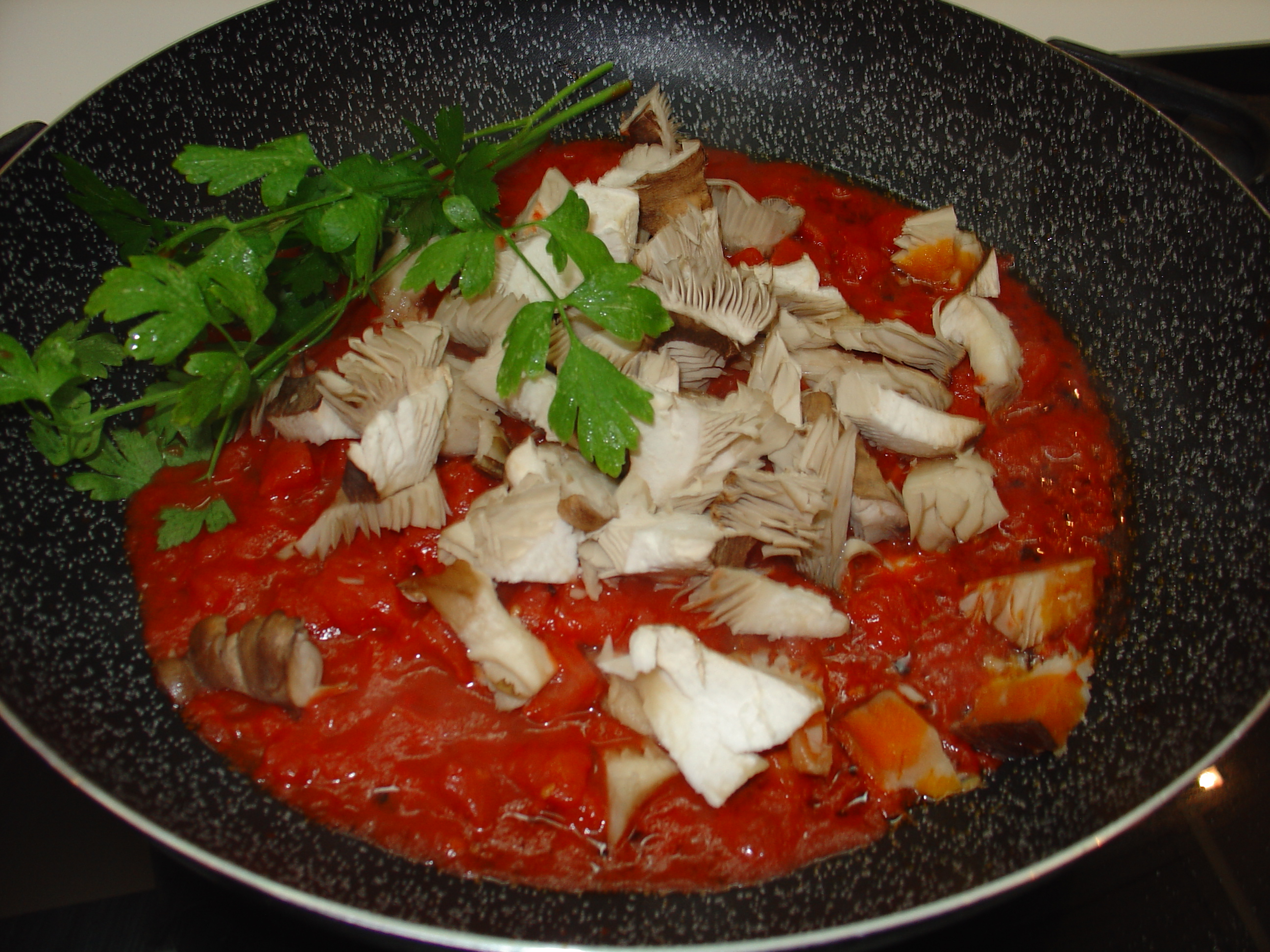 Salsiccia affumicata con pomodoro e funghi