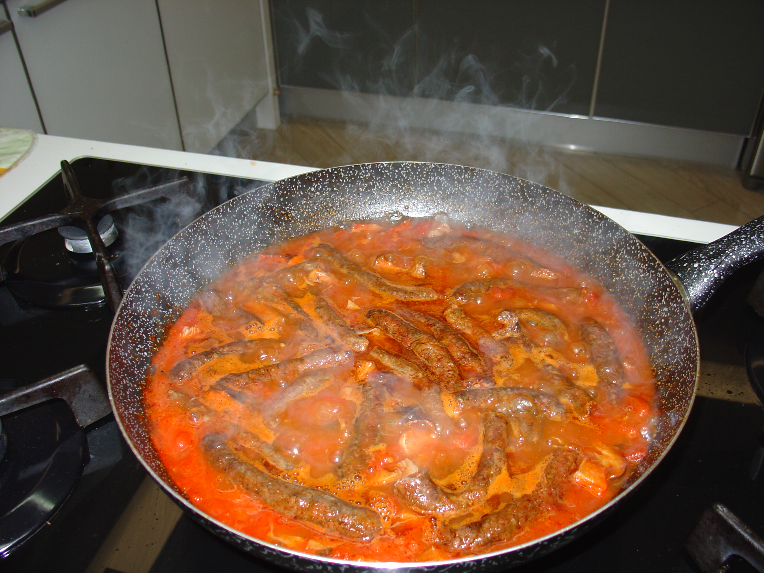 Salsiccia affumicata con pomodoro e funghi