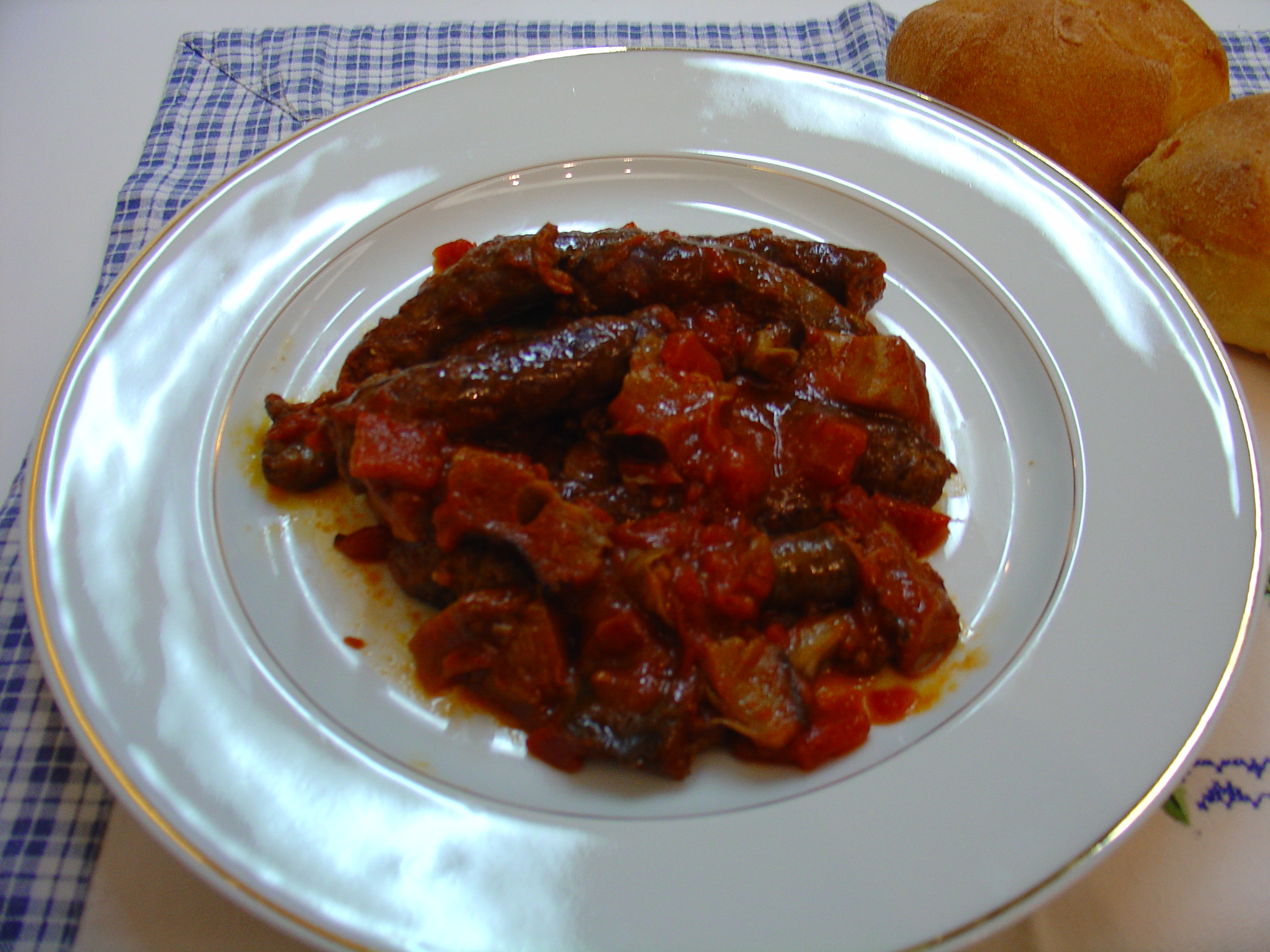 Salsiccia affumicata con pomodoro e funghi