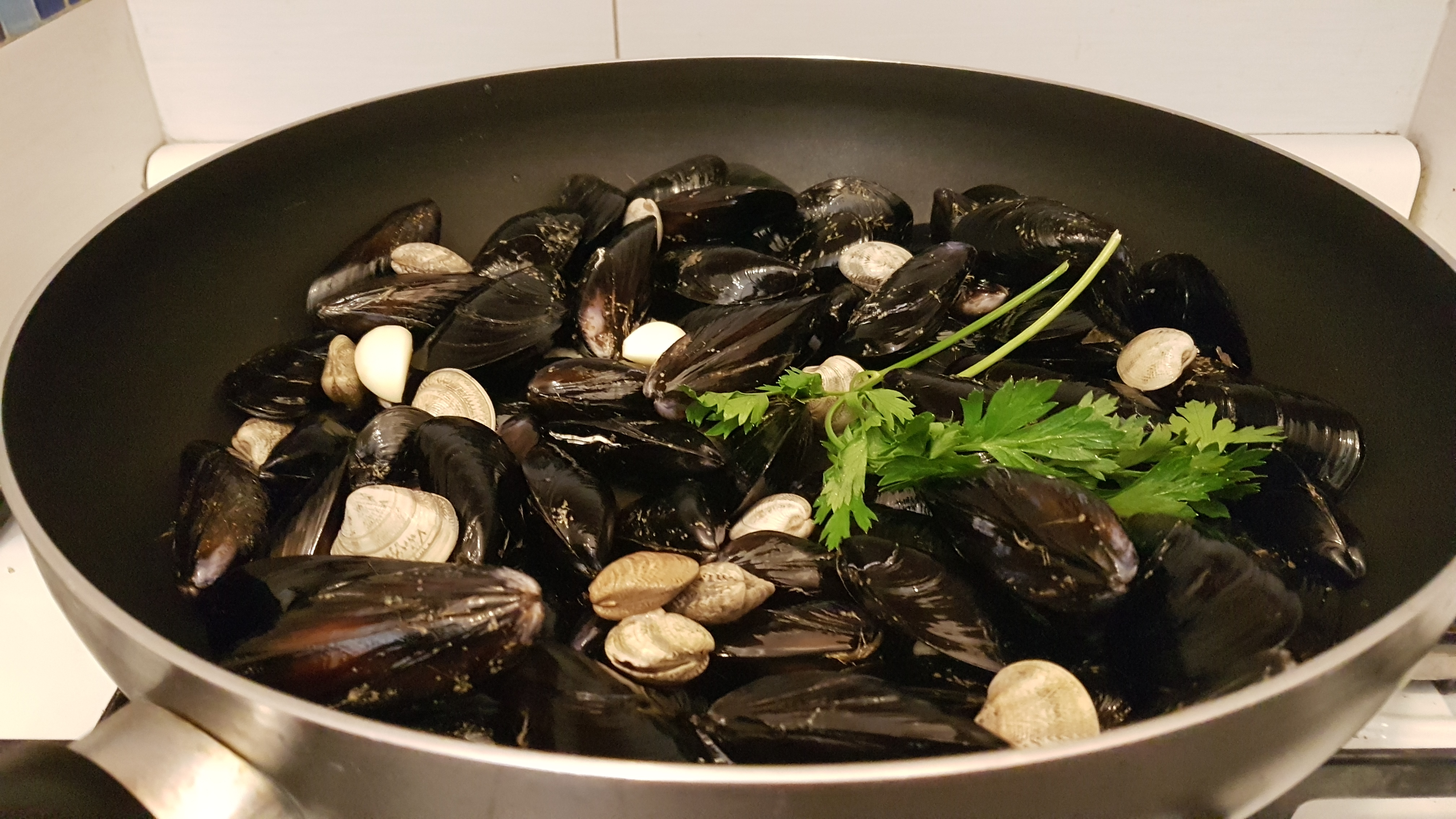 Sautè di cozze e vongole su vellutata di ceci