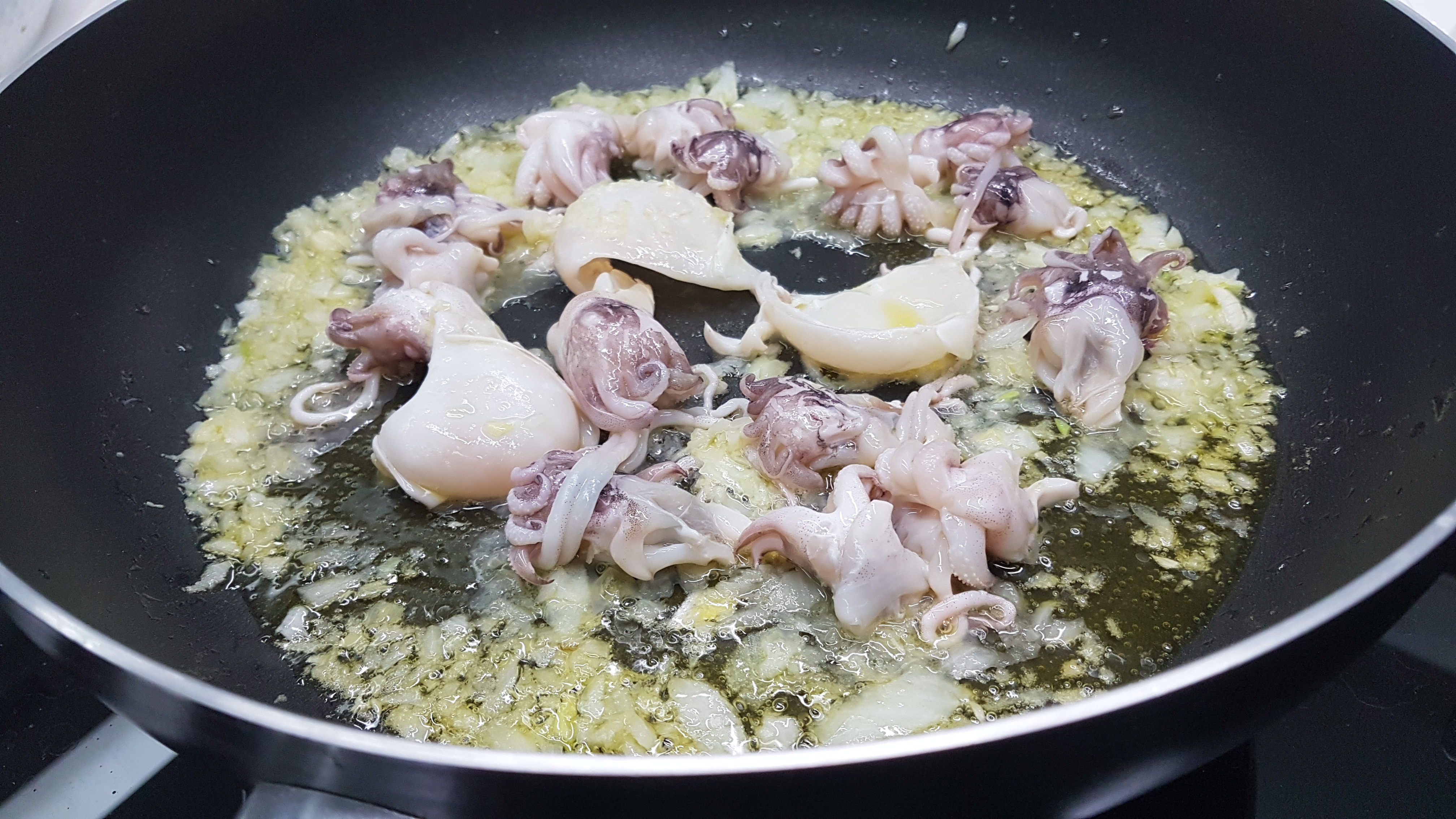 Spaghetti alla chitarra con gamberetti seppioline e crema di zucca