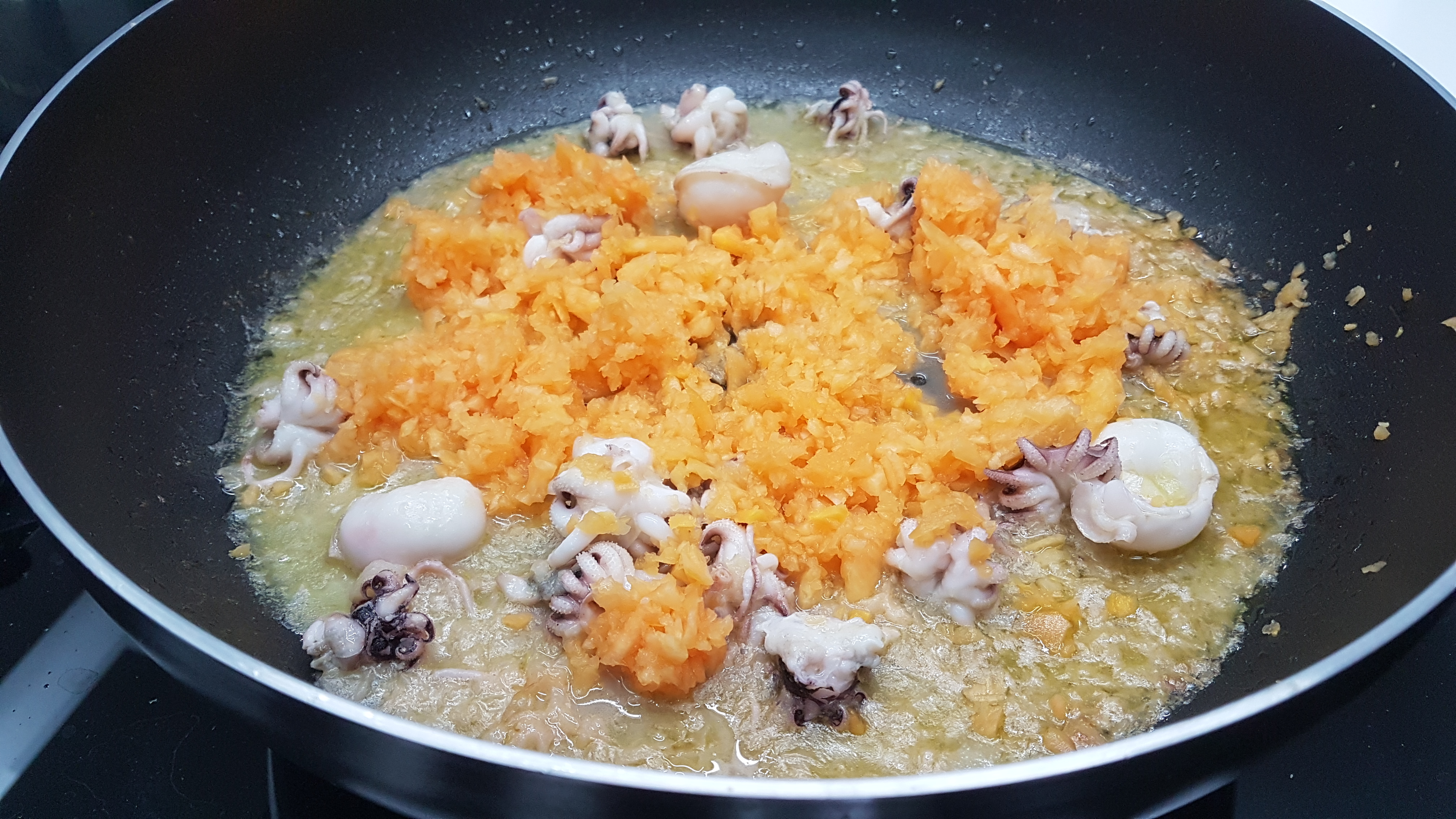 Spaghetti alla chitarra con gamberetti seppioline e crema di zucca