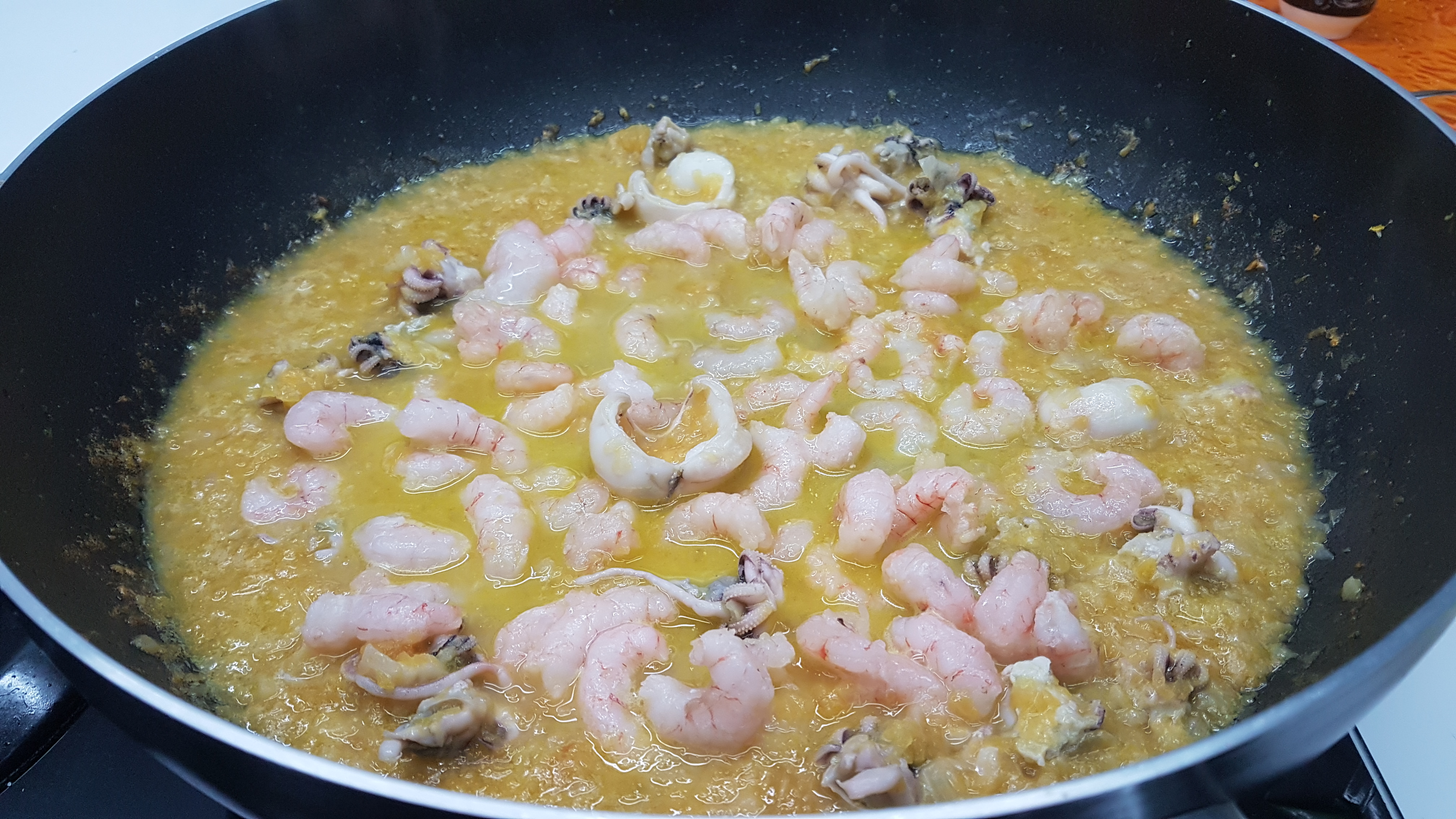 Spaghetti alla chitarra con gamberetti seppioline e crema di zucca