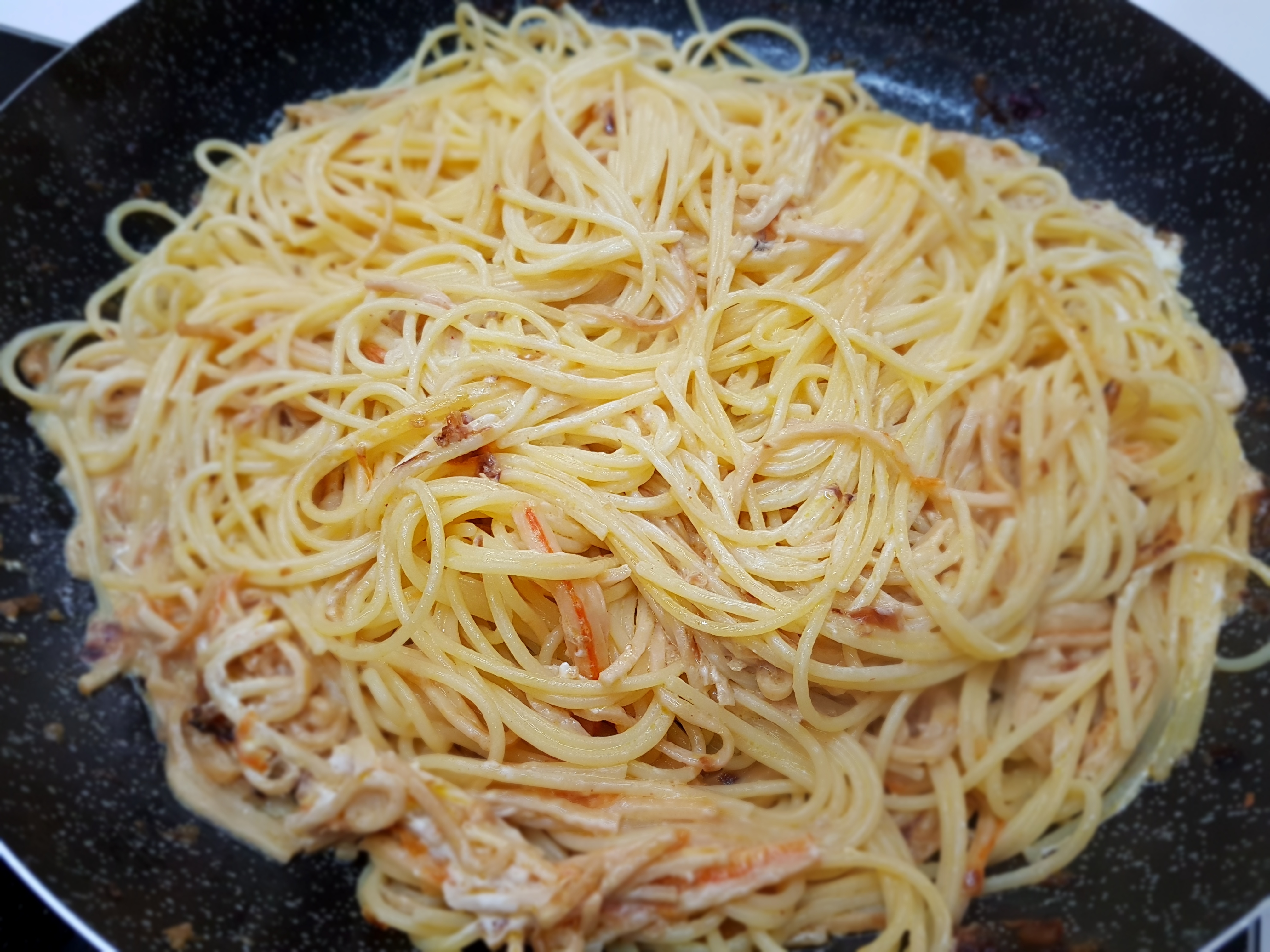 Spaghetti e surimi al succo di arancia