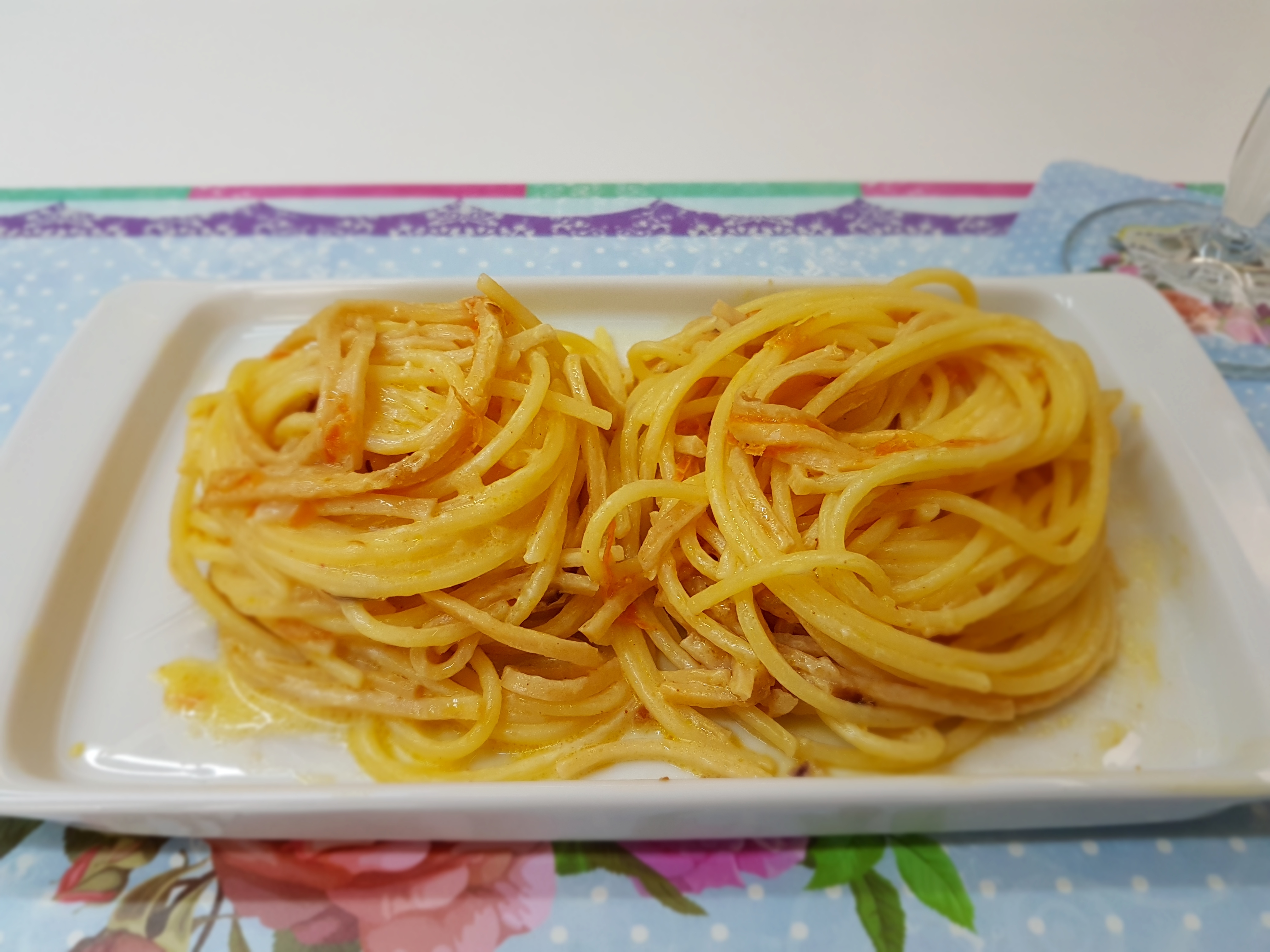 Spaghetti e surimi al succo di arancia