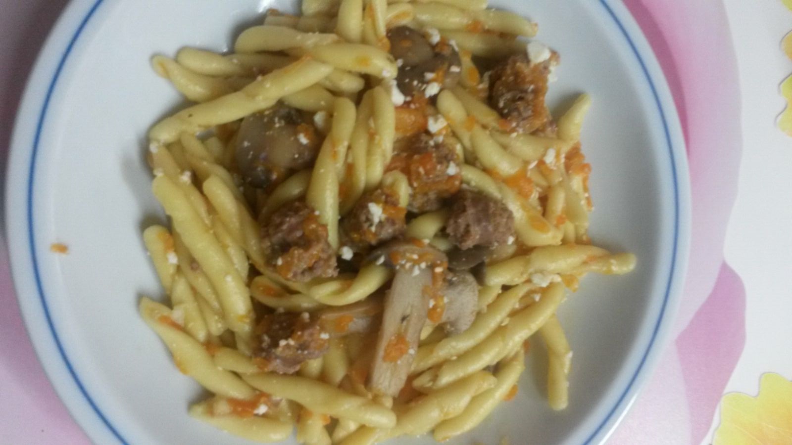 Strozzapreti con salsiccia funghi e zucca