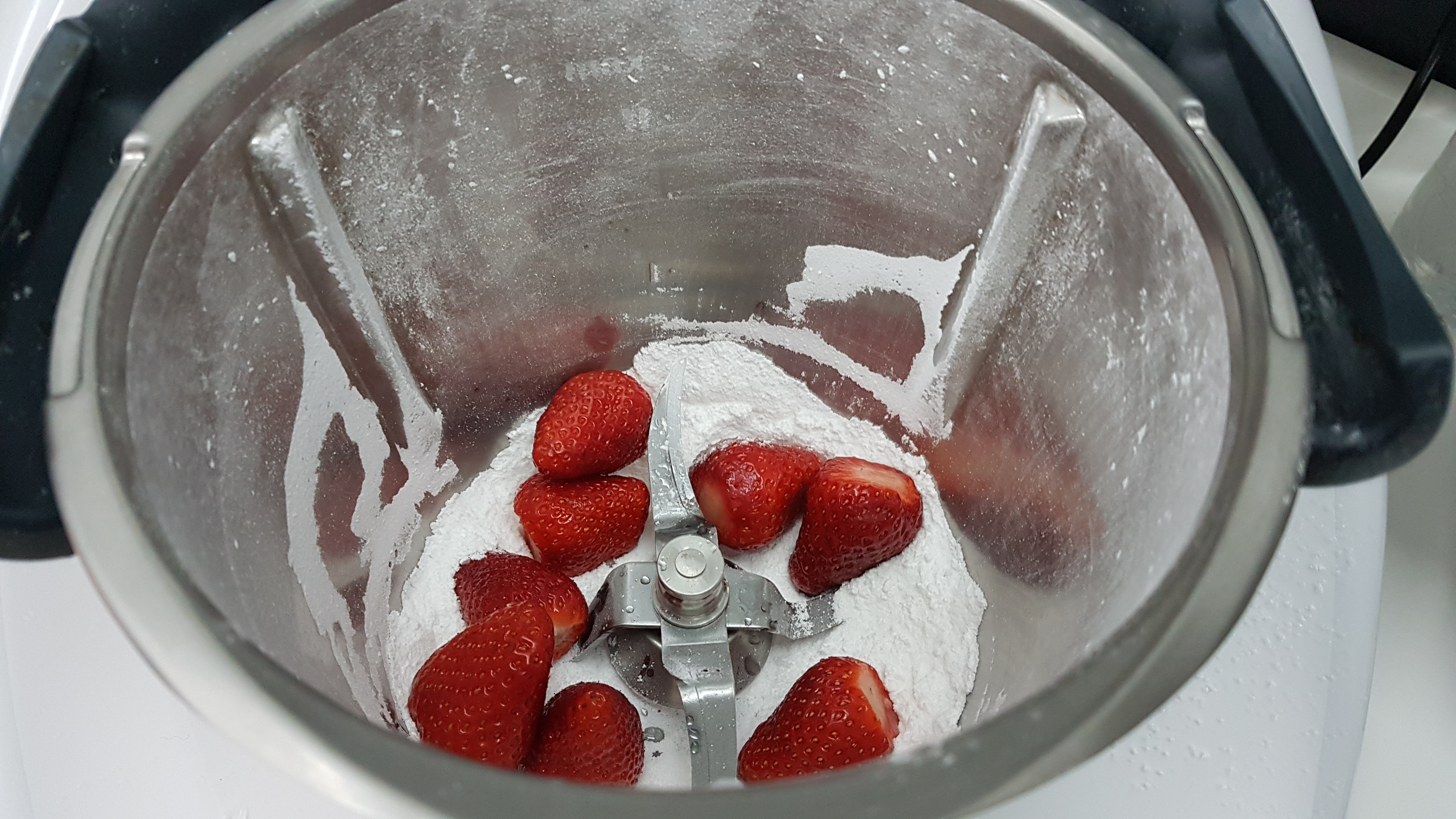 Torta Divina con mousse di fragole