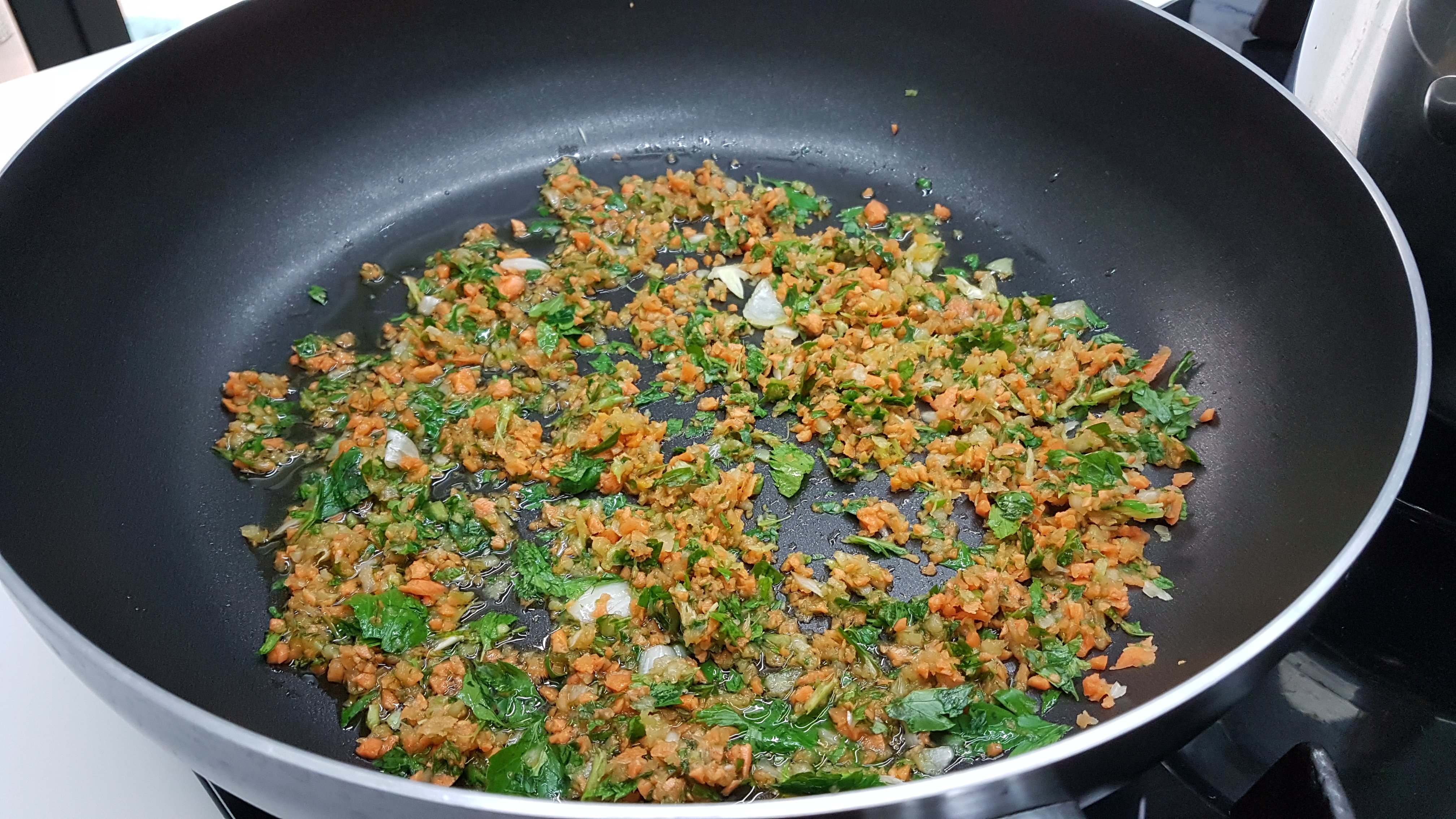 Trofie aromatizzate all'arancia con salsa di cachi