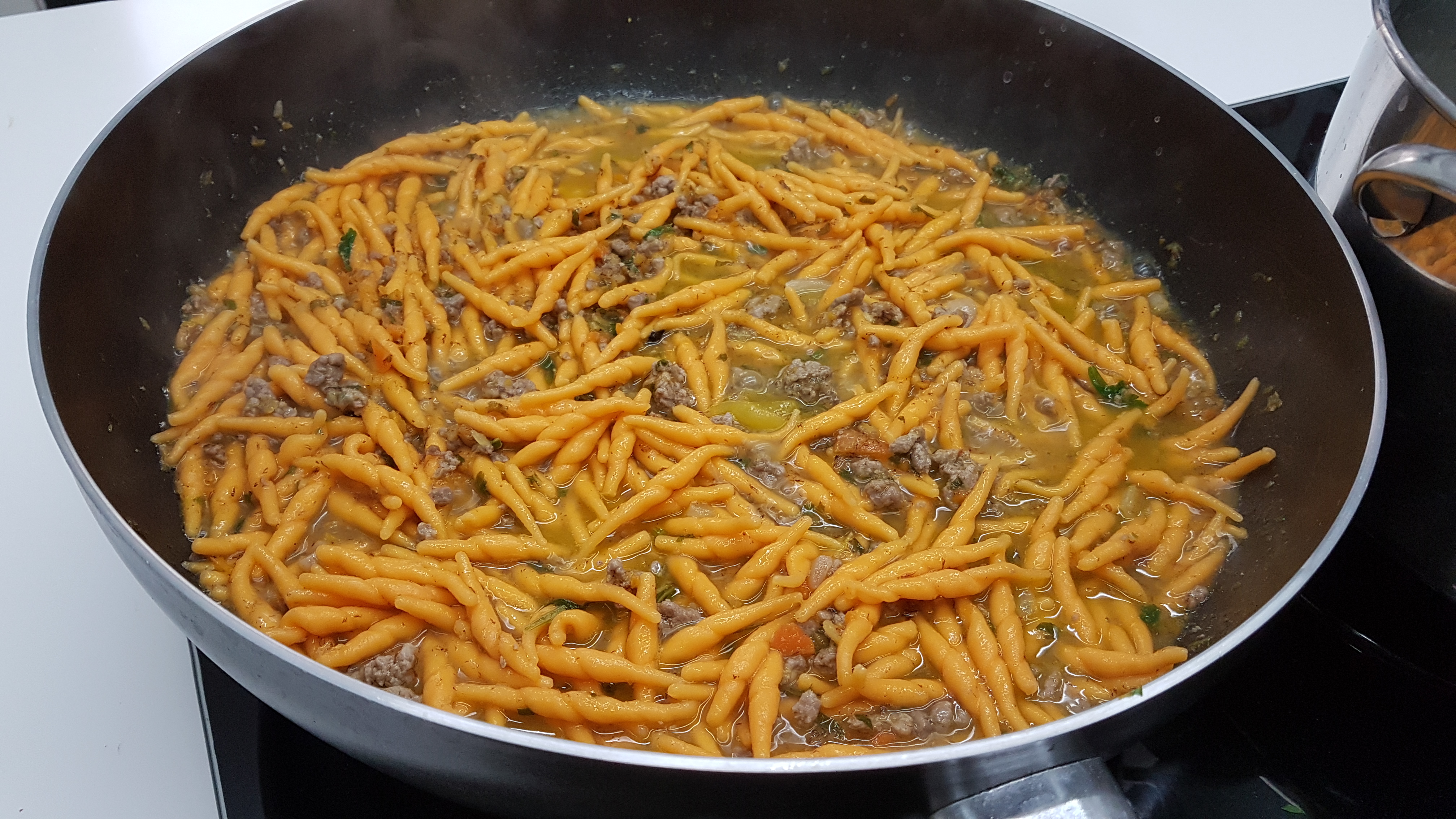 Trofie aromatizzate all'arancia con salsa di cachi