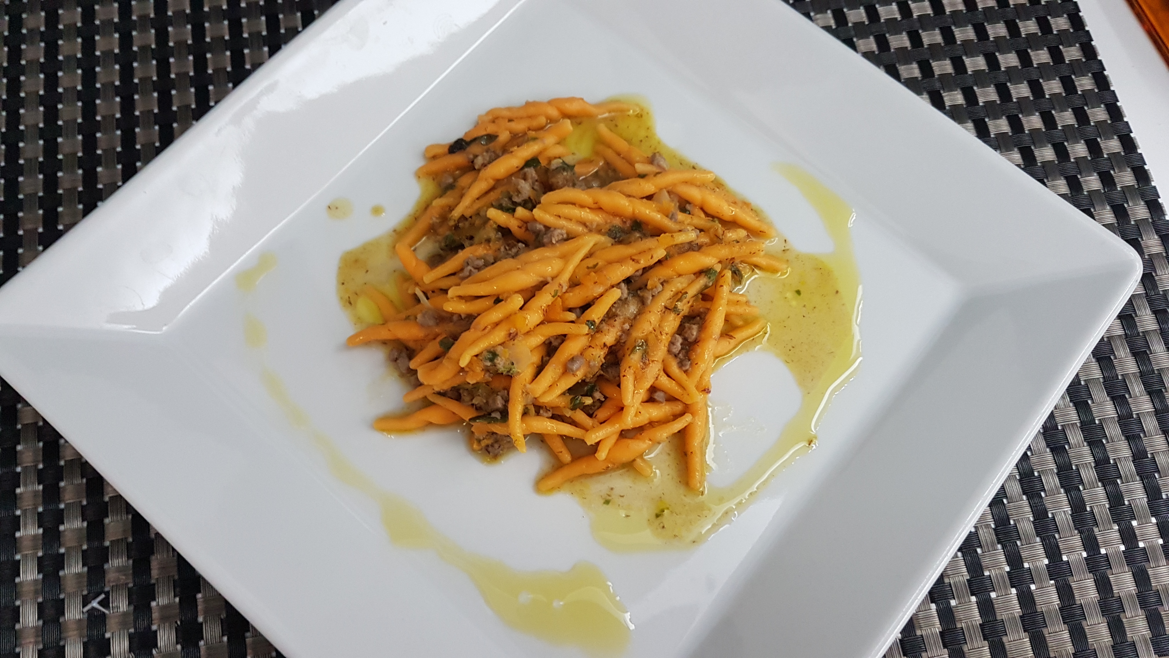 Trofie aromatizzate all'arancia con salsa di cachi